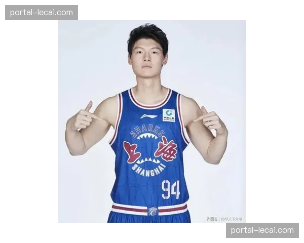 上海队双塔战术控制内线 王哲林策应能力提升